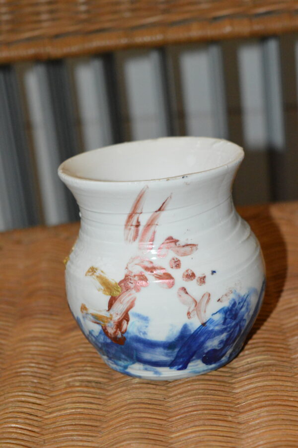 Petit vase au dragon rouge  en porcelaine