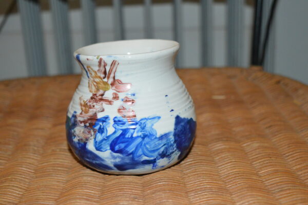 Petit vase en porcelaine au dragon rouge et or